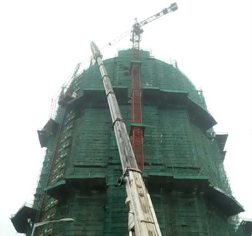 牙克石吊车在工地上作业